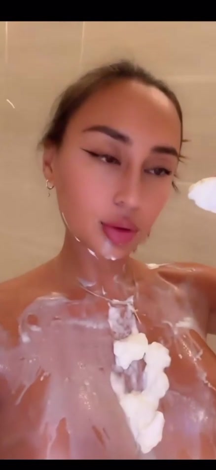 cocolande.fr leak astrid nelsia Puts Cream on her Naked Tits