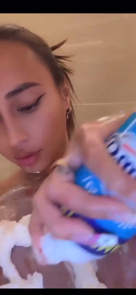cocolande.fr leak astrid nelsia Puts Cream on her Naked Tits