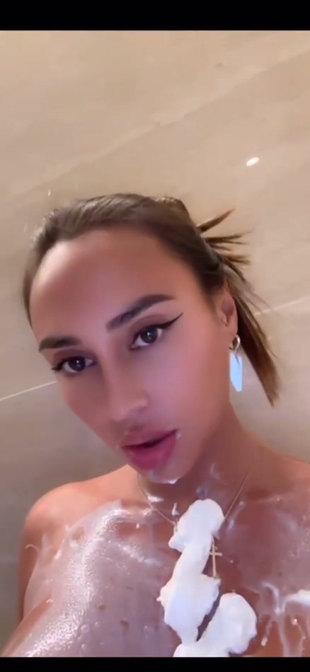 cocolande.fr leak astrid nelsia Puts Cream on her Naked Tits