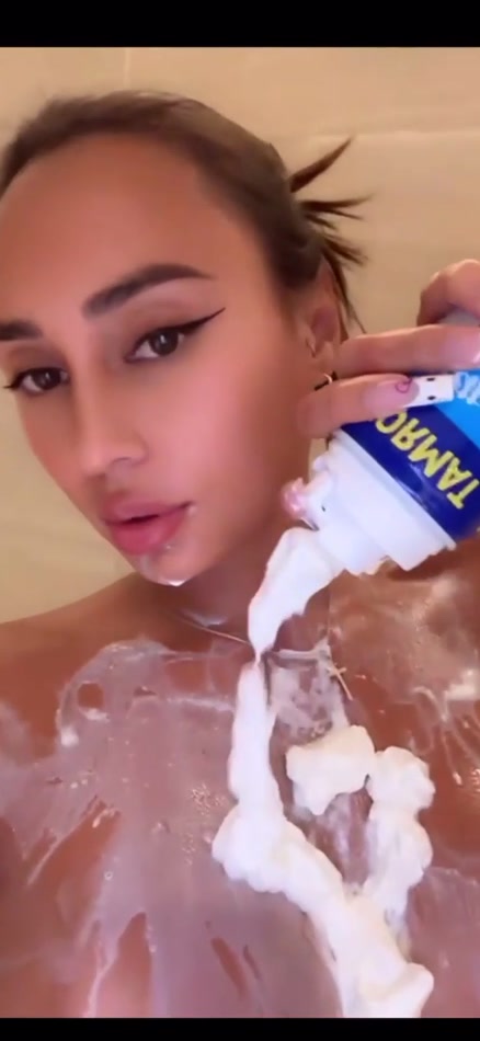 cocolande.fr leak astrid nelsia Puts Cream on her Naked Tits